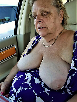 Amateur pics be proper of naked mature women on cars